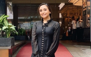 Salmafina Khairunnisa Bahas Undangan di Foto Natal Bareng Pria Bule, Netter Malah Heboh Soroti Kaki