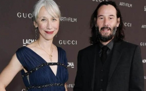 Keanu Reeves Pamer Pacar Setelah Puluhan Tahun Jomblo