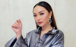 Zaskia Gotik Curhat Galau Gara-Gara Mantan Pacar Nikahi Wanita Cantik Mirip Jennifer Dunn?
