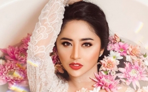 Dewi Persik Bagikan Foto Mendiang Papa yang Seorang Polisi, Masih 'Perang Dingin' dengan Uut?