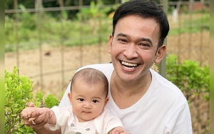 Bikin Gemas, Putri Bungsu Ruben Onsu Disebut Bak Boneka Hidup Saat Duduk Di Atas Koper