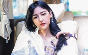 Alim Berhijab, Ibunda Pramugari Siwi Diisukan Hidup Glamor dan Doyan Brondong?