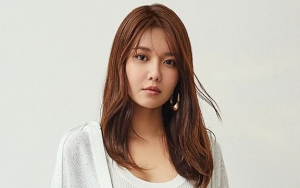 Sooyoung Posting Foto SNSD dan Ungkap Rasa Kangen ke Rekan-Rekan Idol, Jonghyun Jadi Photobomb