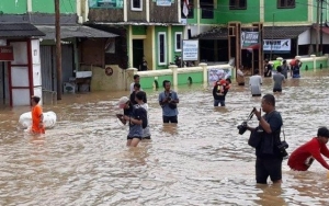 Jangan Berkeliaran Di Air Ketika Banjir Semakin Tinggi