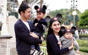  Keluarga Sandra Dewi Kompak Pakai Baju Seragam, Topi 'Tuan Muda' Mikha Kelonggaran Picu Tawa