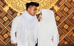  Tunaikan Ibadah Umrah Bereng Suami, Istri Guntur Triyoga Berhijab Syar'i Bikin Pangling