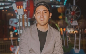 Kebanjiran, Aaron Ashab Pilih Santuy Berendam di 'Jacuzzi' Depan Rumah