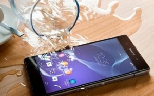 Langsung Hindarkan Handphone dari Air Setelah Kehujanan