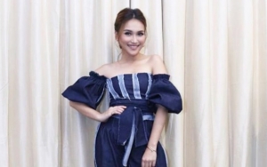 Sedih Tetangga Kebanjiran, Ayu Ting Ting Sumbang Sembako Dan Makanan Untuk Korban Banjir Depok