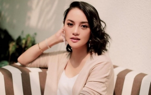 Asyik Main Tendang Salju di Prancis, Potret Ririn Ekawati Tanpa Filter Bikin Takjub