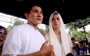  Tangis Vino G Bastian Di Makam Ibu, Ungkap Pesan Sederhana Almarhumah