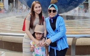  Ibu Ayu Ting Ting Ditegur Karena Rekam Cucu dan Anaknya Saat Sholat