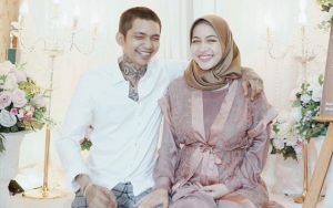 Young Lex Bertato Telanjang Dada Bareng Bayi Zaenab, Istri Seksi Dicibir Soal Copot Hijab