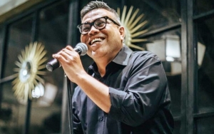  Abdel Achrian Bagikan Foto Stand Up Pertama Tahun 1975, Pasukan Kalkulator Sibuk Mikir Umur