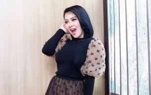 Model Celana Sama Dengan Nindy, Syahrini Dicibir Keterlaluan Edit Foto
