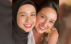 Laudya Cynthia Bella Cantik Ceria Main Pasir-Ketemu Julie Estelle, Caption Menohok Ini Sentil Suami?