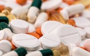 Hindari Penggunaan Obat-Obatan dan Alkohol Untuk Mengatasi Telinga Berdengung