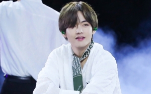 V BTS Bangga Pamer Rambut Gondrong Baru Dikeriting, Langsung Jadi Hot Topic