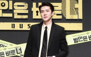 EXO-L Korea dan Internasional Ribut, Sehun Santai Posting Foto Kocak di Paris