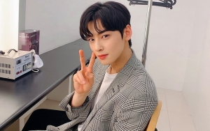 Cha Eunwoo Tebar Foto Narsis di Italia, Ketampanan Hakiki Bikin Pusing