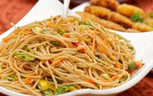 Makan Siu Mie (Mi Panjang) Saat Imlek Dipercaya Bisa Membuat Panjang Umur dan Mendatangkan Rezeki
