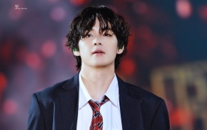 V BTS Bucin Kaus Oblong Ini Sampai Bolak-Balik Dipakai, Harganya Bikin Emosi