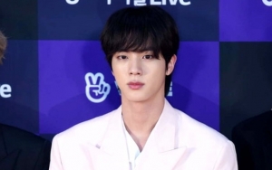 Respons Kocak Jin BTS Dibilang Bukan Manusia Karena Lebar Bahunya Mengejutkan