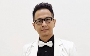 Delon Thamrin Jadi Sorotan Usai Beri Angpao Emas Batangan Untuk Sang Bunda di Hari Imlek