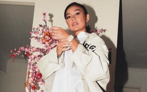 Agnes Monica Pamer Kaki Mulus Saat Imlek, Bagian Celana Ngintip Jadi Sorotan