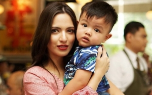  Momen Nia Ramadhani Ngobrol Santai dengan Anak Bungsu Dipuji Ibu Bijak