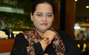 Mbak You Dilabrak Artis, Kualat Ramalkan Syahrini dan Reino Bakal Cerai?