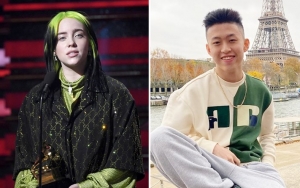 Foto Bareng Billie Eilish, Posisi Tangan Rich Brian Bikin Salah Paham