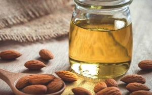 Minyak Almond yang Kaya Vitamin E Bisa Membuat Leher Gelap Jadi Cerah