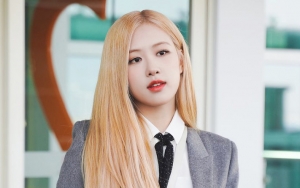 Rose BLACKPINK Kaget Pengawalnya Jatuh, Reaksi Imut Curi Perhatian