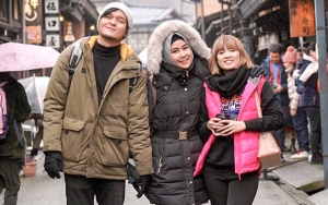 Jadi 'Orang Ketiga' Saat Liburan Bareng Anisa Rahma dan Suami, Chika Jessica Auto Mewek di Jepang
