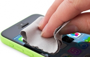 Bersihkan Smartphone dari Debu yang Menempel Secara Rutin Agar Bisa Awet dan Tahan Lama