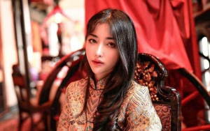 Siwi Widi 'Fashion Show' Mukena Hingga Baju Tidur, Tangan 'Nakal' Curi Perhatian
