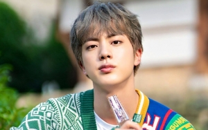 Jin BTS Posting Selfie Ganteng Ngegas, Kantong Makanan Halal Jadi Sorotan