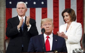 Ketua DPR AS Robek-Robek Salinan Naskah Saat Trump Pidato Kenegaraan, Warganet: Ikonik