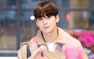 Cha Eunwoo Dandan Ala Harry Potter, Wajah Tanpa Make Up Curi Perhatian