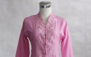 Wanita Bertubuh Gemuk Sebaiknya Pilih Kebaya dengan Model Kerah Lebar Atau Berbentuk V