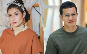 Awkarin Girang Bisa Foto Bareng Herjunot Ali, Malah Disangka Sang Kekasih Saking Miripnya