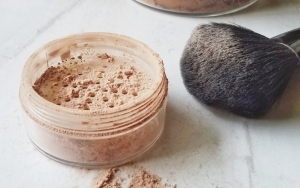 Bedak Tabur Atau Loose Powder Cocok Buat Kalian Yang Cari Bedak Yang Ringan