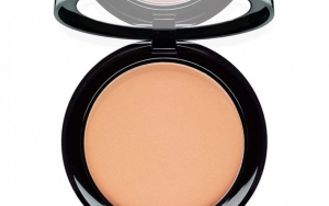 Bedak Padat Atau Compact Powder Punya Bentuk Yang Kecil Dan Praktis Dibawa-bawa