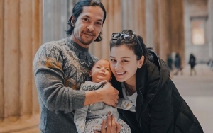  Anak Pinter Ngoceh, Kimberly Ryder Belajar Jadi Mak-mak Sejati Makan Sambil Gendong Bayi