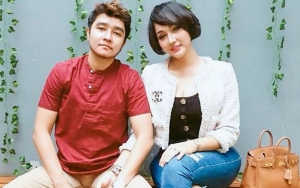 Lucinta Luna dan Abash Duduk Dengan Saling Menggengam Tangan Satu Sama Lain