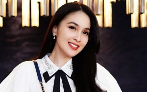 Pamer Sepatu Kaca, Sandra Dewi Dipuji Jadi Cinderella Indonesia
