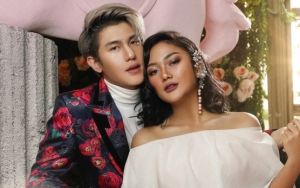 Ogah Ladeni 'Nyinyiran' Julian, Marion Jola Piknik Cantik Pakai High Heels di Borobudur Bikin Geger