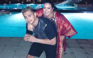 Kepala Istri Cantik Ajun Perwira Dikira Botak, Stres Nikahi Brondong?