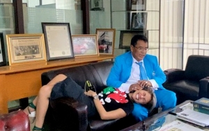 Hotman Paris Pangku Nikita Mirzani Sambil Bahas Nikah, Netter Malah Sebut Kayak Bapak dan Anak